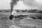 Die 93.1420 bringt gerade ihren Zug über den Mollmannsdorfer Berg nach Ernstbrunn. (16.09.2017)