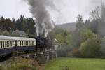 NLB 93.1420 und ÖGEG 392.2530 am 07.Oktober 2017 vor dem SR 16377 (Mistelbach - Ampflwang) kurz nach dem Bahnhof Timelkam.