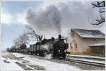 93.1420 mit ihrem SGAG 14500 von Korneuburg nach Ernstbrunn am 11.2.2013 bei der Durchfahrt in Harmannsdorf-Rückersdorf.