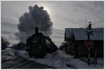 431.032 (ex ÖBB 93.1360) am 11.1.2019 mit ihrem Pn 59237 von Benešov u Prahy nach Kolín bei der Durchfahrt in in Hatě. (Version mit durch Dampf verdeckter Sonne)