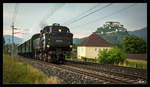 Vorbei an der Burg Hochosterwitz, fährt die Dampflok 93.1332 von Wietersdorf nach Klagenfurt.