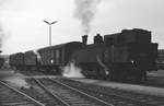 Vor einem für das Waldviertel damals typischen gemischten Zug wartet 93.1309 Ende März 1975 im Bahnhof Schwarzenau auf die Abfahrt nach Fratres