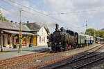 Der Fotozug mit der 93.1332 kurz vor seiner Ausfahrt im Bahnhof Ferlach. (10.09.2021)