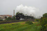 93.1378 (378.78 vom Kuckucksbhnel) zieht einen Dampfzug von Neustadt/W. nach Landau im strmenden Regen, aufgenommen hinter dem Bahnhof Maikammer.
Anlass meiner Reise war das 175-jhrige Jubilum der Eisenbahn in der Sdpfalz.

Maikammer, der 01.10.2022