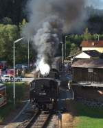 Der Dampfsonderzug anlsslich des Jubilums 120 Jahre Mhlkreisbahn (Linz Urfahr - Aigen-Schlgl, Obersterreich), gezogen von 93.1420 und 93.1421, bei der Ausfahrt aus Neuhofen Richtung Linz.