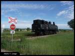 Als Lokzug dampft die 93.1420 nahe Stetten ber einen Bahnbergang in Richtung Korneuburg, um von dort aus einen Sonderzug nach Ernstbrunn zu befrdern. (07.06.09 08:59)