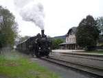 93.1332 mit dem letzten Rosentaler Dampfzug der Sommersaison 2010 bei der Ausfahrt aus dem Bahnhof Weizelsdorf.