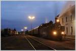 93.1420 bei der Ankunft in Mistelbach Lbf mit unserem Fotozug 19253 aus Retz, aufgenommen zur blauen Stunde am 10.12.2011.