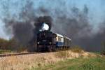 93.1420, diesmal mit Tender voraus, zwischen Hohenau und Dobermannsdorf, am 09.04.2012.