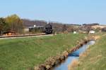 93.1420 mit dem Osterzug vom Verein der neue Landesbahn, dampft am Nachmittag des 09.04.2012 durch das Zayatal.