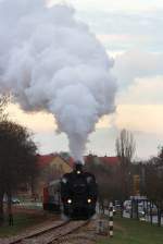 NLB 93.1420 erklimmt am 01.12.2012 mit der NF 19131 die kurze Steigung beim KM 1,4 vor dem Bf.