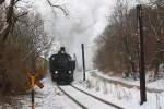 NLB 93.1420 am 31.Mrz 2013 bei Schneetreiben als Nebenfahrt SR 14571 nach Waldmhle in Rodaun beim Strecken-Km 3,6.