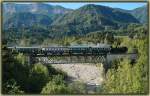 Bei der ersten Fahrt des Karawankendampfes am 31.8.2006 von Weizelsdorf nach Faak am See berquert NbiK 93.1332 mit ihrem Sdz R 16467 den groen Suchartschgraben kurz vor Maria Elend.