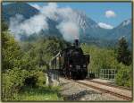 Karawankendampf in Krnten am 31.8.2006. 93.1332 der NbiK (Nostalgiebahnen in Krnten) bei der zweiten Fahrt an diesem Tag von Faak am See nach Ferlach als Sdz R 16464 bei der berquerung des groen Suchartschgraben kurz nach Maria Elend.