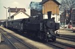 93 1430 steht Anfang April 1975 im Bahnhof Schwarzenau abfahrbereit vor einem Personenzug nach Martinsberg-Gutenbrunn