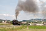 Kurz nach der Ausfahrt aus Ernstbrunn kmpft sich die 93.1420 mit ihrem Zug den Anstieg hinauf.