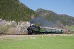 Sonderzug des Vereins Neue Landesbahn bespannt mit der 93.1420 kurz nach Amt Mitterbach auf der Fahrt nach St. Aegyd am Neuwald. (19.04.2015)