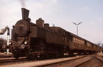 Im August 1975 wartet 93.1430 mit einem Personenzug im Bahnhof Schwarzenau auf die Abfahrt nach Zwettl