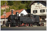 Vor dem Gasthof “Zum Radmeister” in Vordernberg steht die 97.217 als Denkmal Lok. Mit einem alten Wasserkran und einem Formsignal erinnert die Zahnraddampflokomotive an eine längst vergangene Epoche. (13.10.2019)