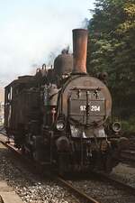 83 Jahre Einsatz hinterlassen ihre Spuren: Die 1892 in Dienst gestellte 97 204 im August 1975 im Bahnhof Erzberg