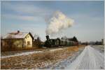 Fr eine kleine Gruppe aus England gab es dieser Tage Winterdampf in der Steiermark. Hier sieht man die dienstlteste Dampflok der Welt, die 671 der Gkb mit dem SPZ 8519 auf der Fahrt von Graz Kflacherbahnhof nach Wies Eibiswald. Krottendorf 5.2.2012 
