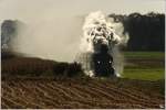 Kilometerweit sah man in der Ferne schon die gewaltige Dampfwolke, bevor die 671 der GKB  mit dem Sonderzug von Graz nach Weiz an uns vorbeifuhr.
Fotografiert auf der STLB Strecke nahe Wollsdorf. 15.10.2011

