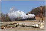 “The Railway Touring Company” aus Norfolk in England veranstaltete unter dem Titel “Winter in Austria” von London ausgehend von 31. Jänner bis 9. Februar eine Eisenbahnurlaub in Österreich. Neben der Pinzgaubahn, der Feistritztalbahn und der Murtalbahn standen, neben einer Fahrt mit einer historischen Straßenbahn in Graz, auch zwei Tage auf der GKB am Programm. Am Samstag wurde mit der 671 der Köflacher Ast befahren, am Sonntag ging es bei herrlichstem Winterdampfwetter mit der 671 zunächst bis Preding. Von Preding ging es mit der Stainzerbahn nach Stainz und wieder retour. Ab Preding wurde dann der Rest des Wieser Astes der GKB bis Wies-Eibiswald befahren.  An diesem Tag wurden auch einige Fotohalte durchgeführt, wobei Dank der Initiative eines Mitarbeiters der GKB auch zwei Besonderheiten geboten werden konnten. Neben der Doppelausfahrt aus Preding mit 671 und 298.56 traf man beim Fotohalt in Oisnitz auf eine Reitergruppe, welche allerdings nur neben dem stehenden Zug agieren konnte. Das Reiten neben dem fahrenden Zug war, wie im Vorfeld schon befürchtet, leider nicht möglich.

Das erste Foto zeigt die 152 Jahre alte 671 der GKB mit ihrem Spz 8519 von Graz nach Wies-Eibiswald, am 5.2.2012 kurz vor der Haltestelle Oisnitz-St, Josef aufgenommen.