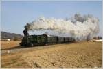 Fr eine kleine Gruppe aus England gab es dieser Tage Winterdampf in der Steiermark. Hier sieht man die dienstlteste Dampflok der Welt, die 671 der Gkb mit dem SPZ 8519 auf der Fahrt von Graz Kflacherbahnhof nach Wies Eibiswald. Pirka 5.2.2012 