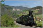 671 der GKB mit ihrem Sdz 8523 von Graz nach Wies-Eibiswald am 26.4.2012 auf der Leibenfelder Höhe mit Blick auf die Burg Deutschlandsberg aufgenommen.