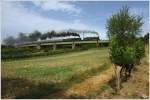 Anlsslich des Jubilums  175 Jahres Eisenbahn in sterreich  fuhr die IGE eine Eisenbahn-Romantik-Rundfahrt quer durch sterreich. Hier berqueren die beiden Dampfloks 109.13 & 310.23 mit dem Sdz 17202 (Wien Sd Ostseite - Sigmundsherberg) die Hangbrcke nahe Limberg-Maissau.
22.8.2012