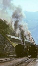 Im August 1975 warten eine 197 und und 97 im Bahnhof Erzberg auf die Rückfahrt über den Präbichl nach Vordernberg, im Hintergrund der Erzverladeanlage