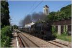 33.132 mit dem Erlebnis-Bahn-Sonderzug R 14264 zur Sonnwendfeier in der Wachau von Wien Heiligenstadt nach Spitz a. d. Donau, bei der Duchfahrt in Greifenstein-Altenberg. 
23.6.2012