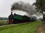 Die WTK 4 und die 38 1301 am 02.10.2010 mit einem Sonderzug unterwegs auf der Ampflwanger Museumsbahn.