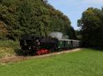 Die 392 2530 mit einem Sonderzug am 28.09.2013 unterwegs auf der Ampflwanger Museumsbahn.