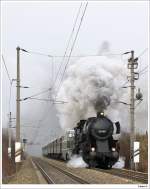 52.4984 und 2050.02 mit SDZ R16651 von Wien/Sdbhf. nach Puchberg/Schneeberg. Hier zw. Leobersdorf und Sollenau, 12.12.2009.