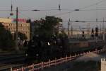 52 100 mit 33 132 vor dem „IGE-Eisenbahn-Romantik -Rundfahrt“ vom 18. bis 25. August 2012 auf der Fahrt als 17198 von Graz Kflacher Bahnhof nach Wien Sdbahnhof (Ostbahn) ber Frstenfeld, Hartberg, Friedberg, Aspang, Edlitz-Grimmenstein, Wiener Neustadt, Ebenfurth und Gramatneusiedl, hier zum sehn kurz vor der Einfahrt in den Zugendbahnhof Wien Sdbahnhof (Ostbahn); am 21.08.2012