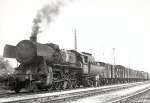 BB - Eine BR 52 wartet mit einem langen Gterzug, irgendwo in der Nhe von Wien Sd.  Schon in Juni 1962 ware alle diese Wagen sehr alt... !  Foto : J.J. Barbieux