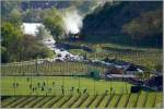 Dampflok 629.01 fhrt mit SDZ 16259 von Aggsbach-Markt in der Wachau nach Wien Sd Ostseite, whrend im Vordergrund das Fuballspiel zwischen Weissenkirchen gegen Altenwrth im Gange war.Endstand 1:3 ;O)
Weissenkirchen 19.04.2009