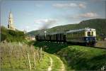 Dampflok 629.01 fhrt mit SDZ 16259 von Aggsbach-Markt in der Wachau nach Wien Sd Ostseite.Am Zugschlu schiebt der Dieseltriebwagen 5042.014.Im Hintergrund ist das Franzosendenkmal zu sehen.