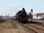 Die 638 1301 und die 01 533 der GEG am 28.02.2009 bei der Einfahrt in Simbach am Inn, mit dem Sonderzug nach Attnang-Puchheim.