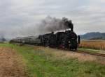 Die 638 1301 und die S 3/6 3673 mit einem Sonderzug nach Ampflwang am 29.09.2012 unterwegs bei Julbach.