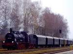 657-2770 erreicht bei Regenwetter mit sieben Wagen den Rieder Bahnhof; 120226