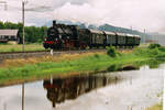 06.06.2004, Aus Anlass des 30. Geburtstages der Östereichischen Gesellschaft für Eisenbahngeschichte (ÖGEG) fanden auf der Strecke der Salzburger Lokalbahn  	Sonderzugfahrten statt. Fotografiert habe ich die 657.2770 mit ihrem Lokalbahnzug bei Anthering.  