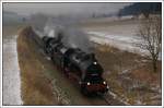 657.2770 an der Spitze, dahinter 638.1301 und am Zugschluss 77.28 mit dem IGE Sonderzug D 16111 am 5.1.2008 beim Winterdampf im Hausruck bei der Rbenverladestelle Geinberg nahe Gurten aufgenommen.