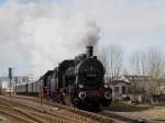 Die 657 2770 und die 638 1301 am 28.02.2009 mit dem Dampfsonderzug nach Attnang-Puchheim bei der Durchfahrt in Braunau.