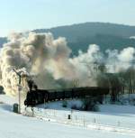 Die zwei Dampfloks 57.2770 und 638.1301 dampfen mit voller Kraft auf den Hausruck.