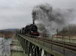 Die 657 2770 mit einem Sonderzug am 26.02.2012 bei der berfahrt ber die Innbrcke bei Braunau.