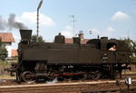 93.1373 rangiert im August 1975 im Bahnhof Schwarzenau. An diesem Sommertag hat der Dienst auf der Lok das Lokpersonal anscheinend ganz schön ins Schwitzen gebracht...