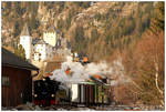 298.56 der Taurachbahn, fährt mit einem Güterzug von Mauterndorf nach Sankt Andrä im Lungau und wieder retour, hier zu sehen mit der Burg Mauterndorf im Hintergrund.