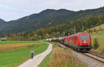 Mit 15 Wagen war am 05.10.2015 der Güterzug Vils/Tirol nach Hall/Tirol gut ausgeslastet. Manchmal hängen nur 2-3 Wagen an den beiden Loks. Der Zug umfährt das Wetterstein- und das Karwendelgebirge um von Tirol über Deutschland nach Tirol zu kommen. Hercules 2016 041 leistet Vorspann vor einem Taurus der BR 1116. Der Zug krabbelt mit Tempo 50 die Steigung nach Klais (933 M über NN) hinauf.